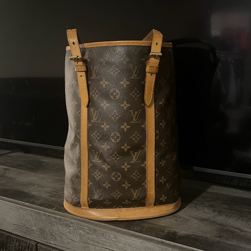 AUTHENTIC w’ COA. Louis Vuitton Monogram bucket bag.
